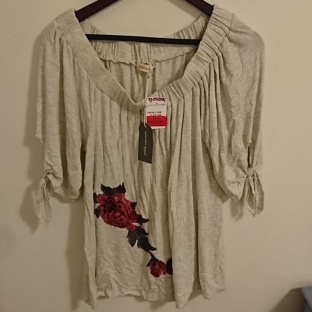 Off shoulder tee with rose lace in front
